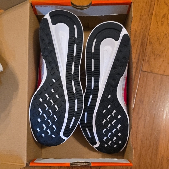 Nike Run Swift 2 in Vibrant Orange Box - Picture 3 of 6